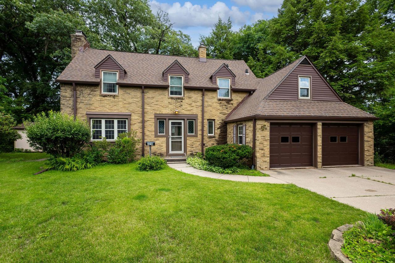 2310 16th Ave., Moline, IL 61265
