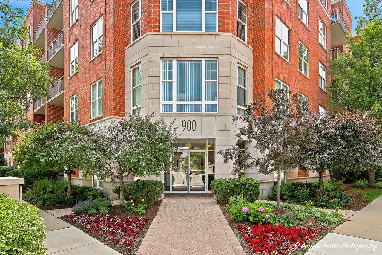900 Lee St. #201, Des Plaines, IL 60016