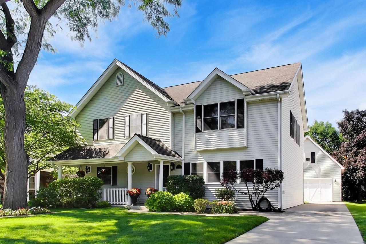 1932 Larkdale Dr., Glenview, IL 60025