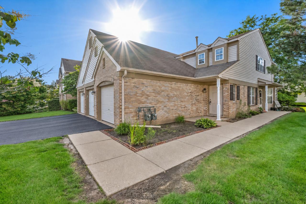 382 Crystal Ridge Dr., Crystal Lake, IL 60012