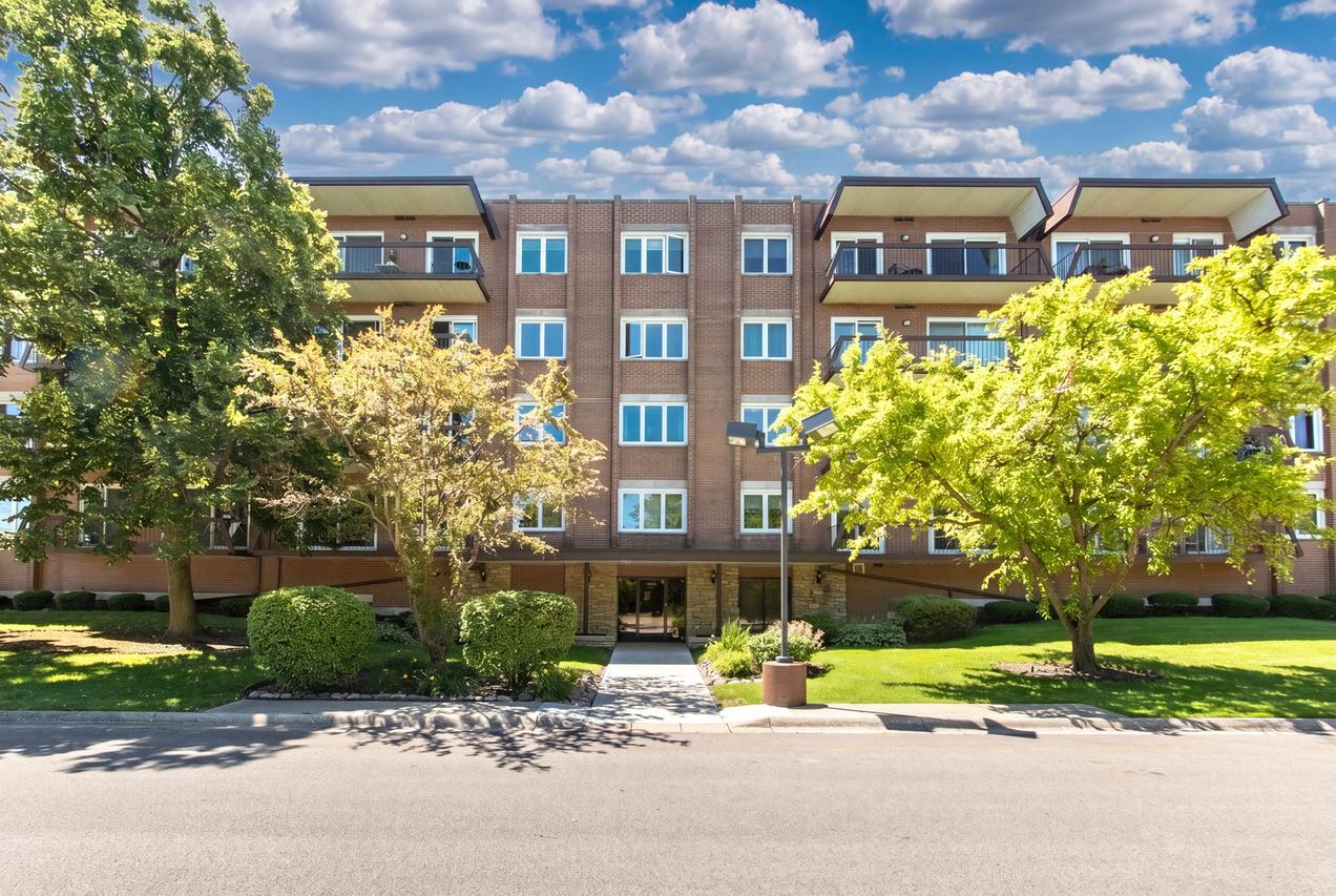 8101 W Courte Dr. #204, Niles, IL 60714