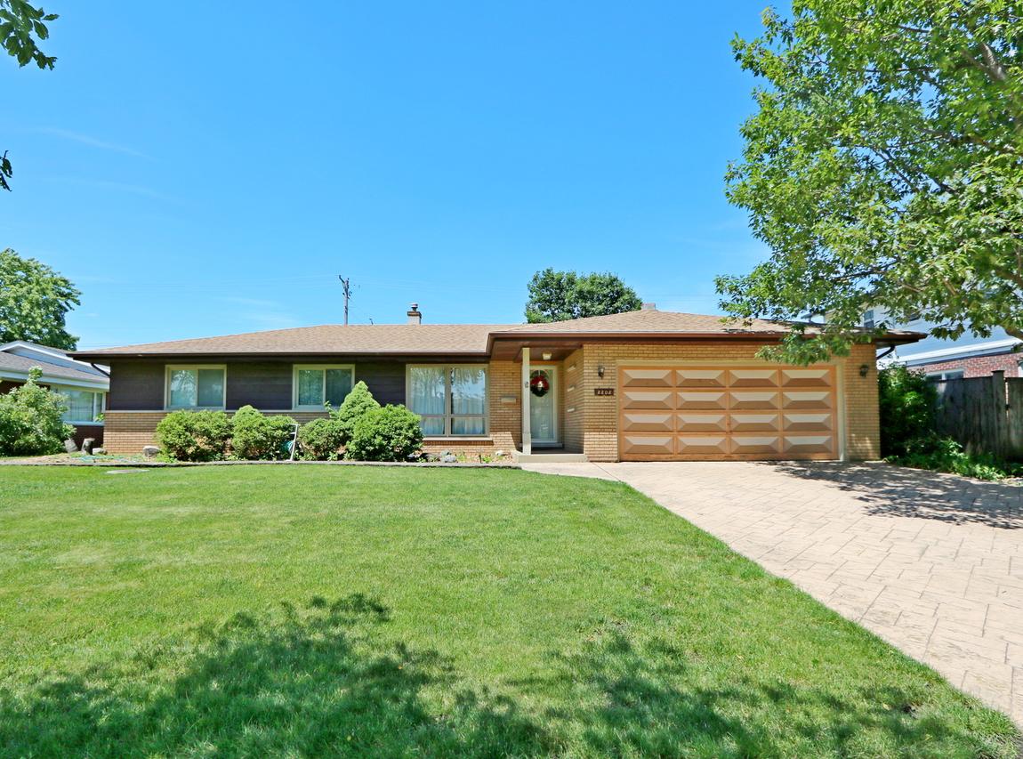 8808 S Pleasant Ave., Hickory Hills, IL 60457