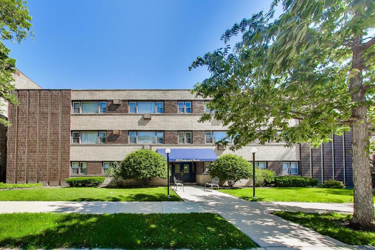 222 Washington Blvd. #305, Oak Park, IL 60302