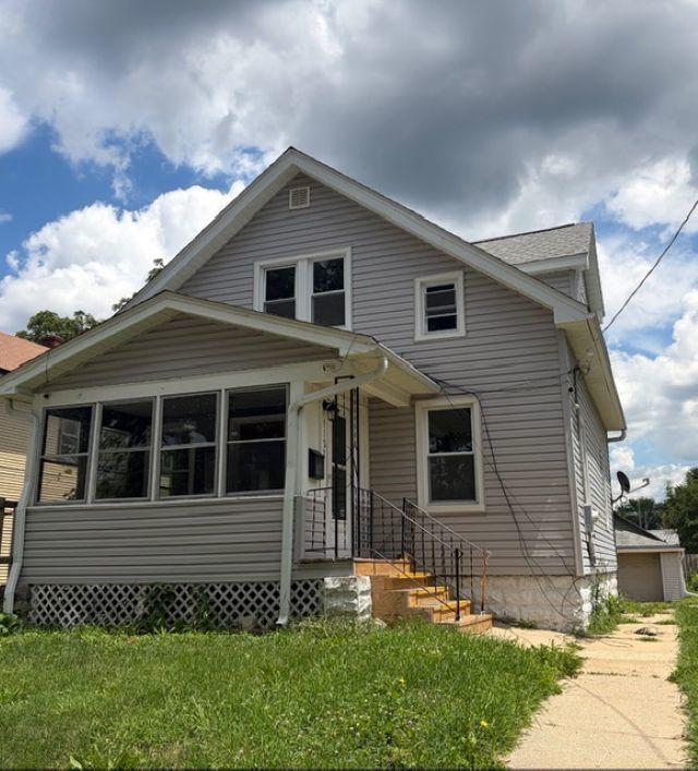 1122 17th St., Rockford, IL 61104