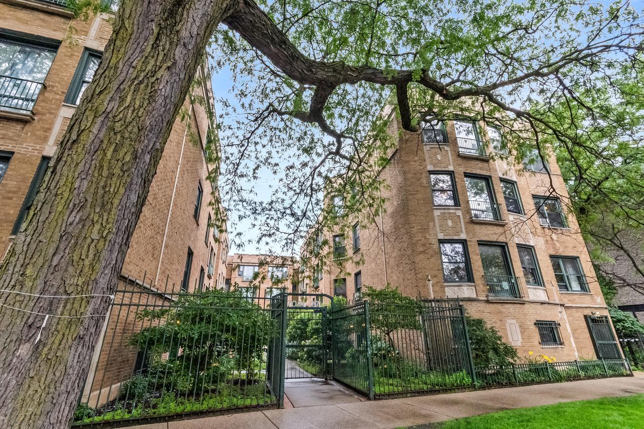 7021 N Sheridan Rd. #2, Chicago, IL 60626
