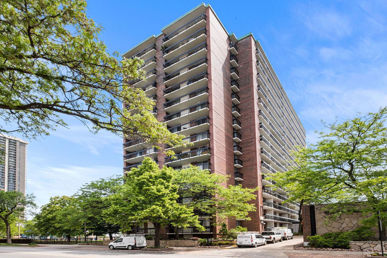 5901 N Sheridan Rd. #2C, Chicago, IL 60660