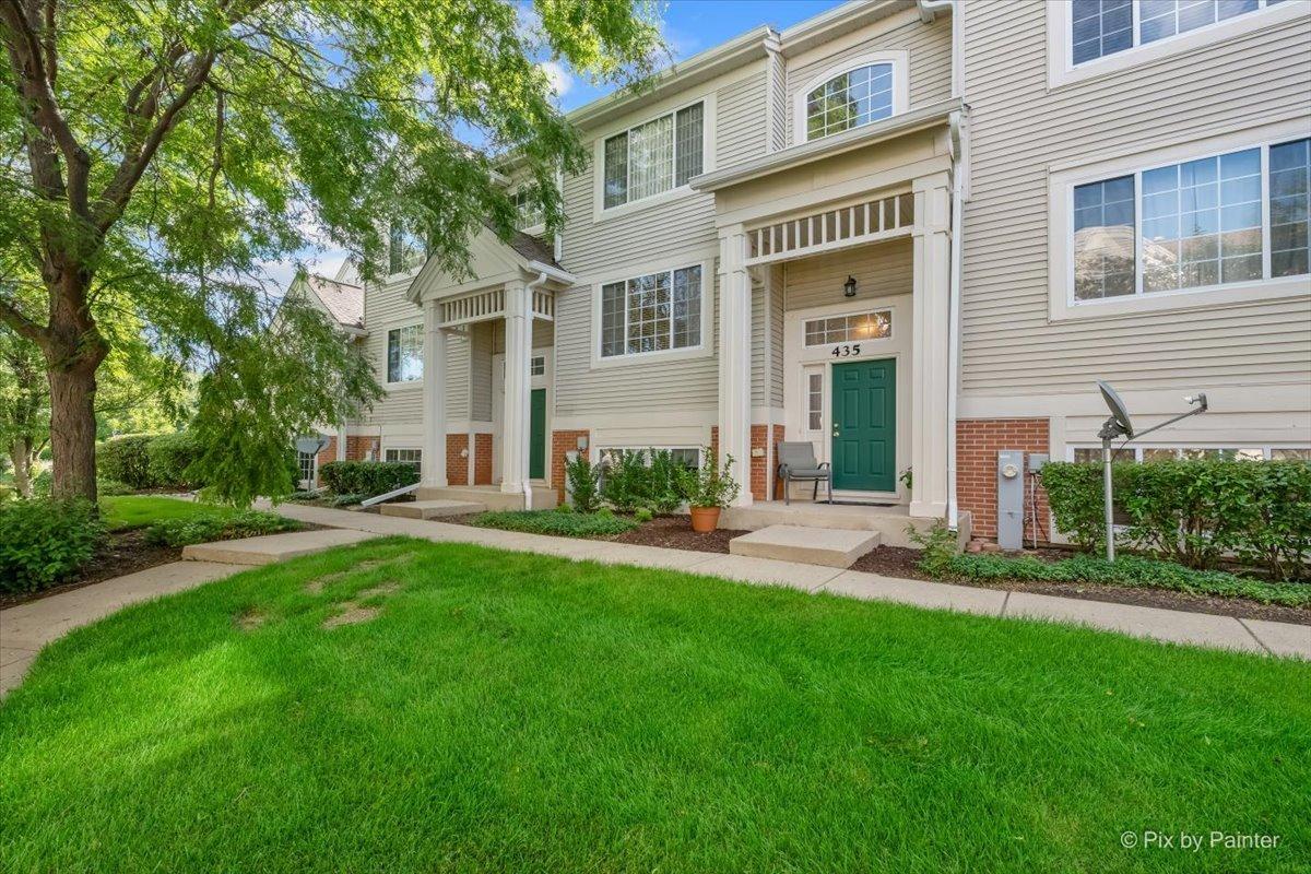 435 Cary Woods Cir., Cary, IL 60013