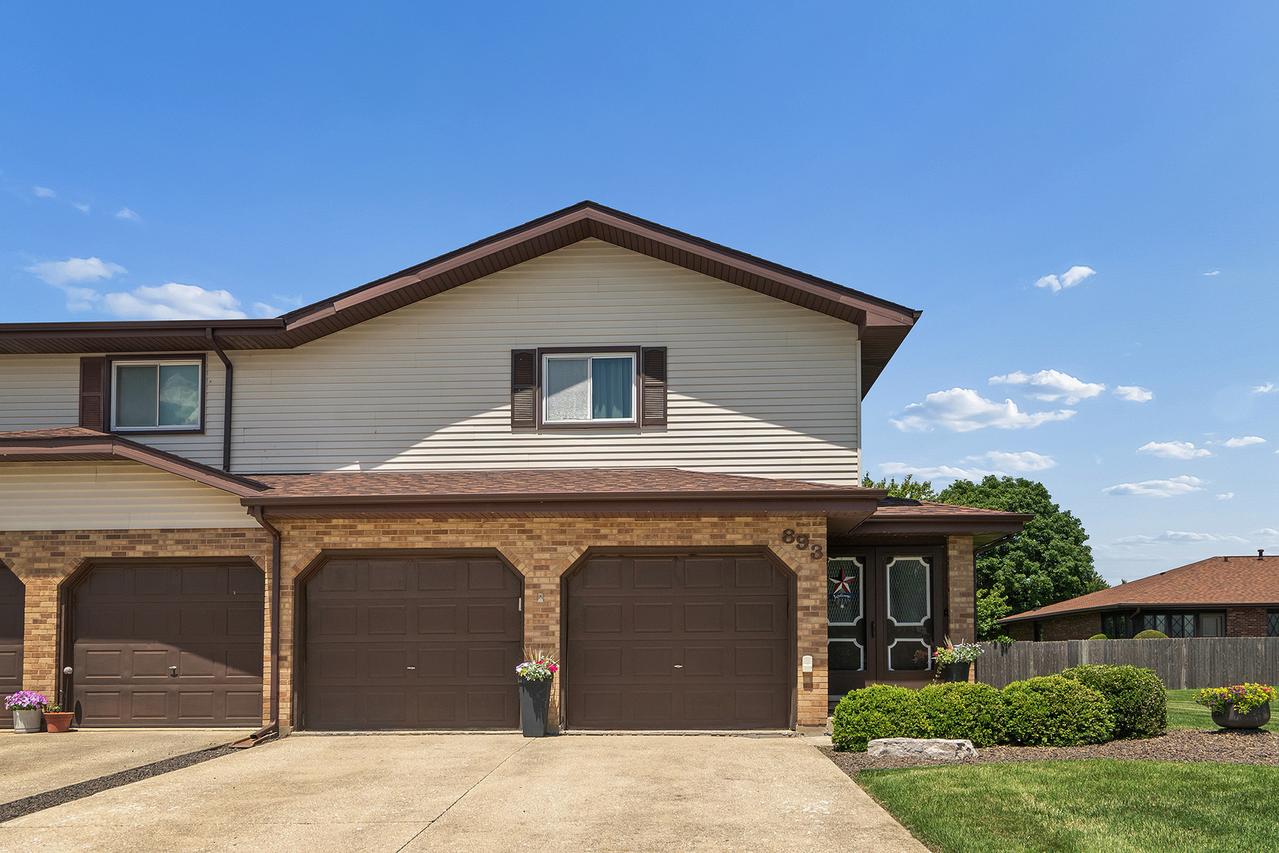 893 Meadow Ridge Ln., New Lenox, IL 60451