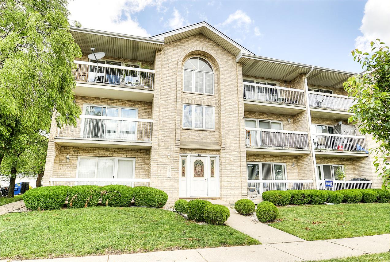 5242 W 79th St. #2D, Burbank, IL 60459
