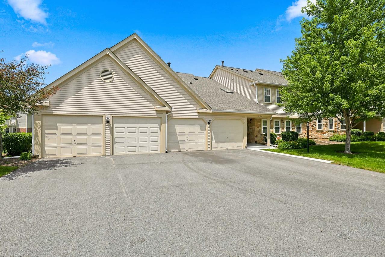 2326 Knollwood Ct. #W2, Schaumburg, IL 60194