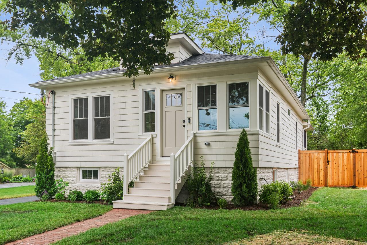 209 Raymond Ave., Barrington, IL 60010
