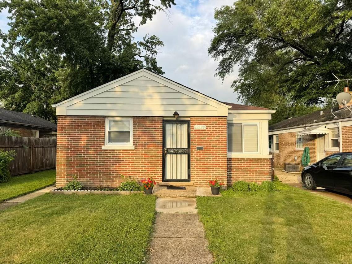 12529 S Loomis St., Calumet Park, IL 60827