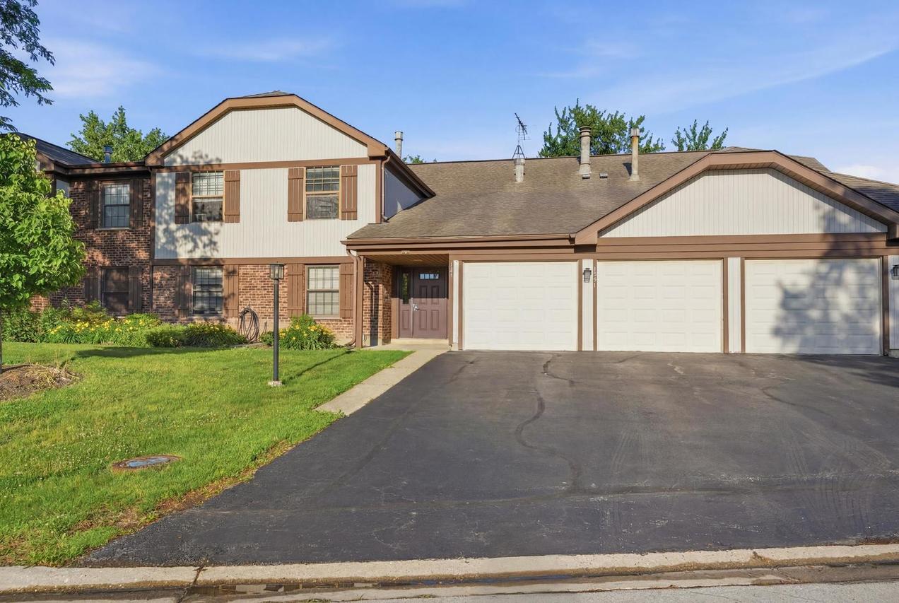 1251 Williamsburg Dr. #D2, Schaumburg, IL 60193