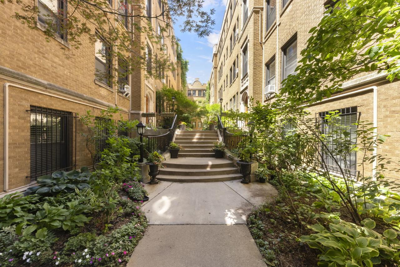 640 W Waveland Ave. #4A, Chicago, IL 60613