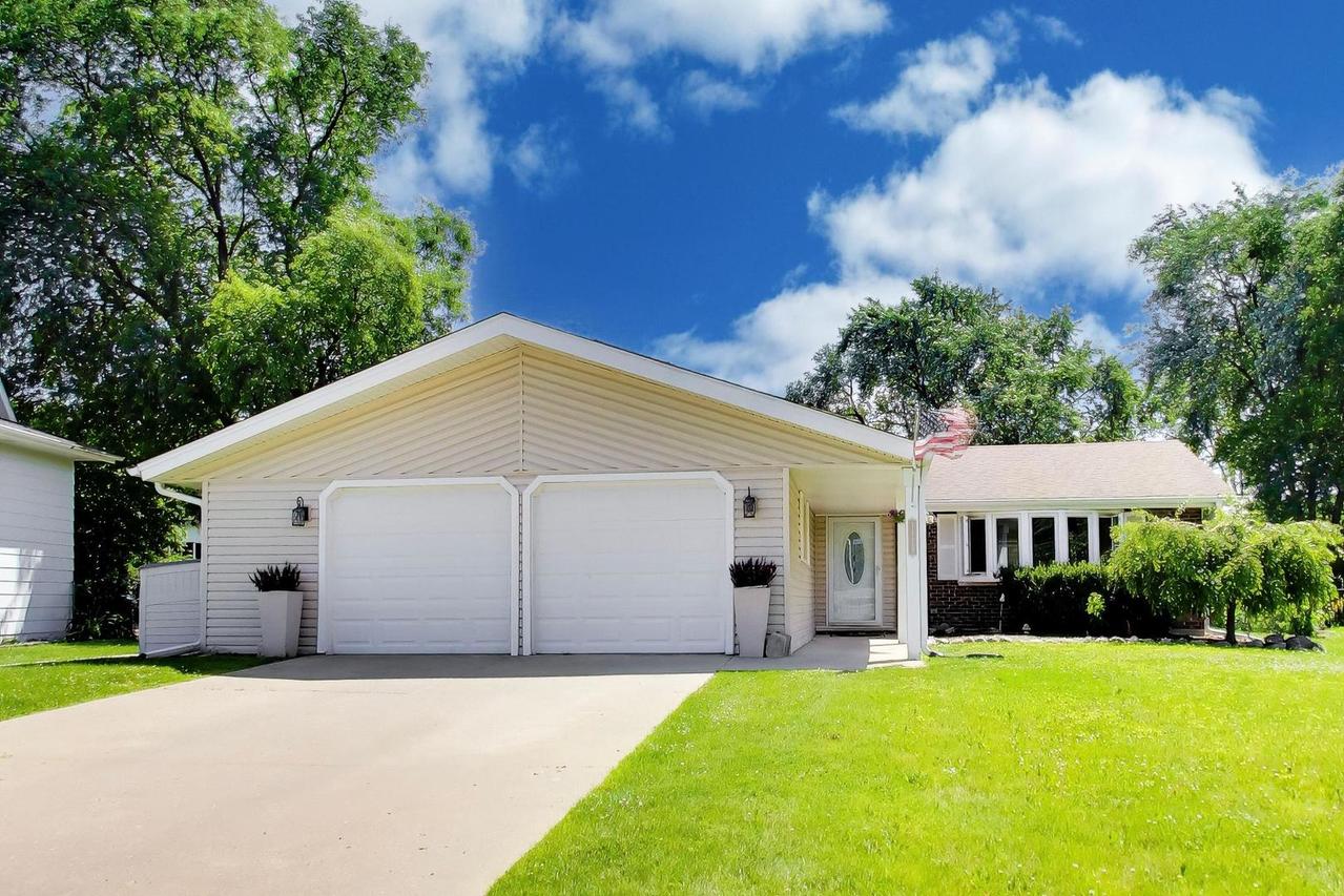 1113 W Weathersfield Way, Schaumburg, IL 60193