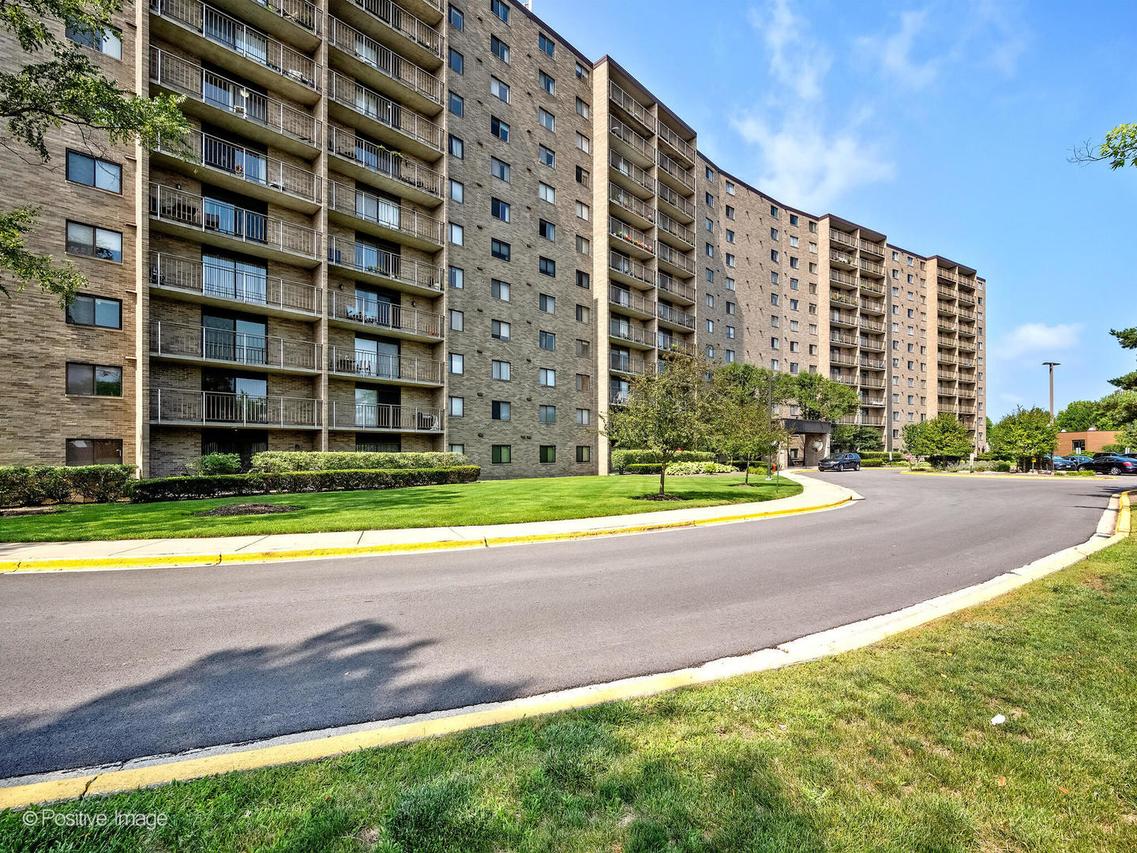 6340 Americana Dr. #310, Willowbrook, IL 60527