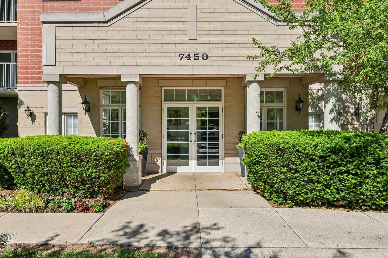 7450 N Lincoln Ave. #204, Skokie, IL 60076