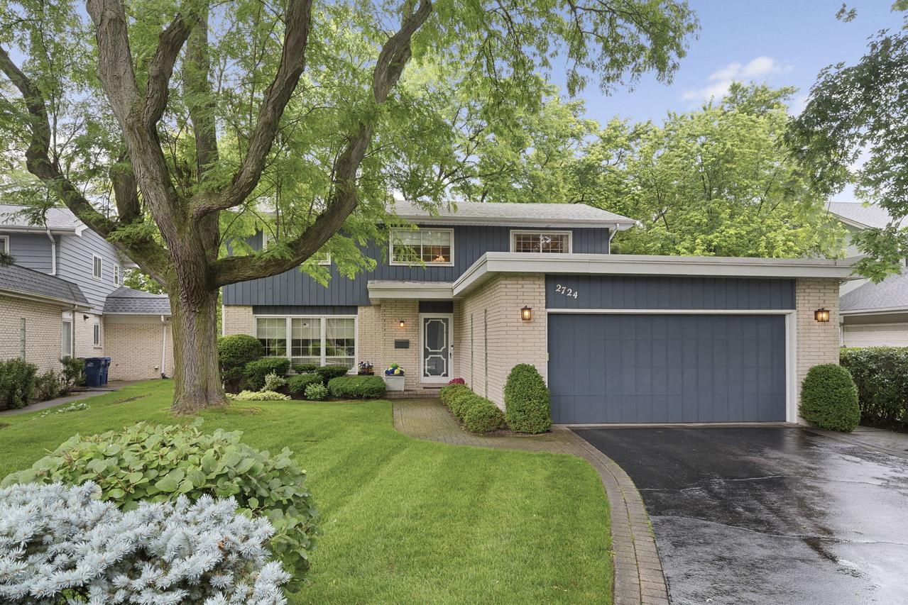 2724 Old Glenview Rd., Wilmette, IL 60091