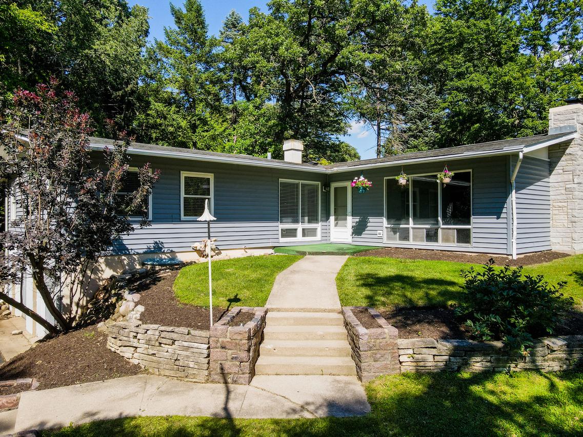 621 Hawthorne Ct., Carpentersville, IL 60110