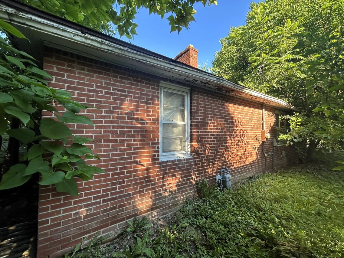 930 Vandalia Rd., Louisville, IL 62858