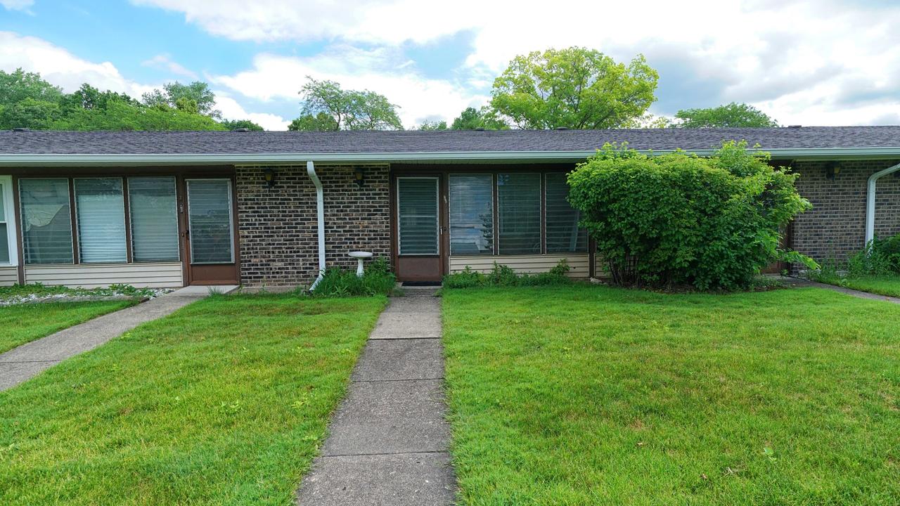 7415 Clarendon Ct. #69, Fox Lake, IL 60020