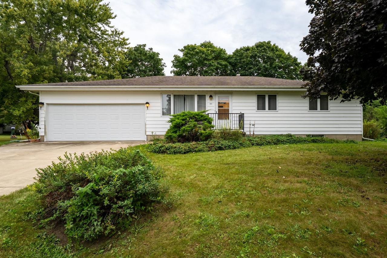 201 E Ririe Pl., Flanagan, IL 61740