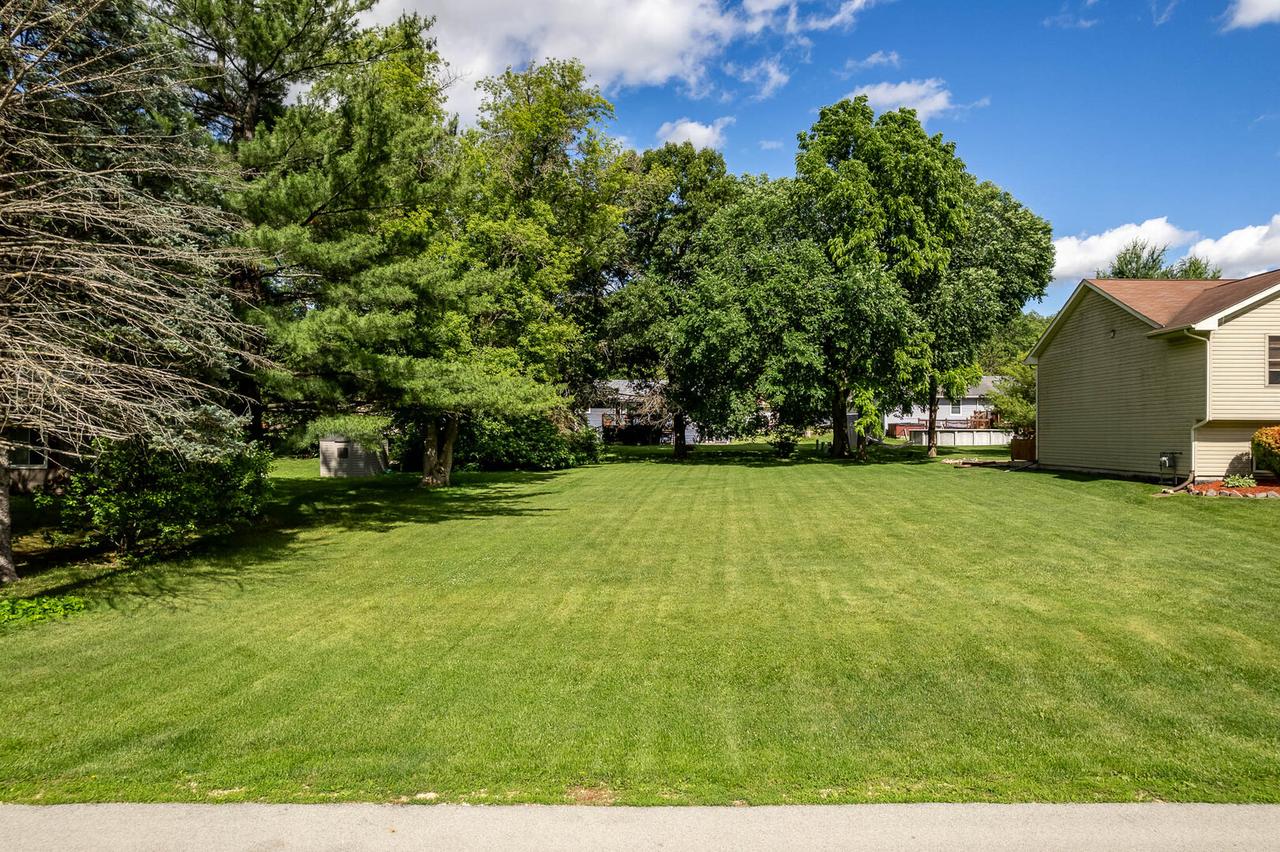 411 NE Staffordshire Dr., Poplar Grove, IL 61065