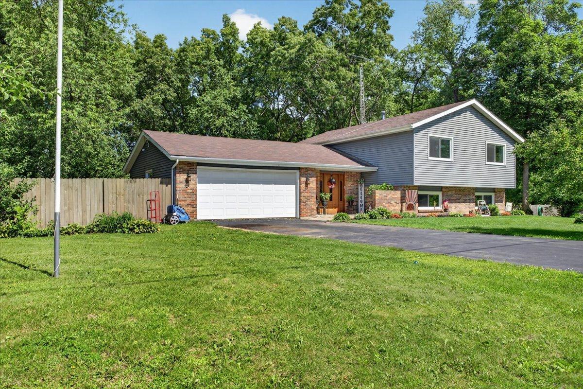 13837 Beaver Dr., Roscoe, IL 61073