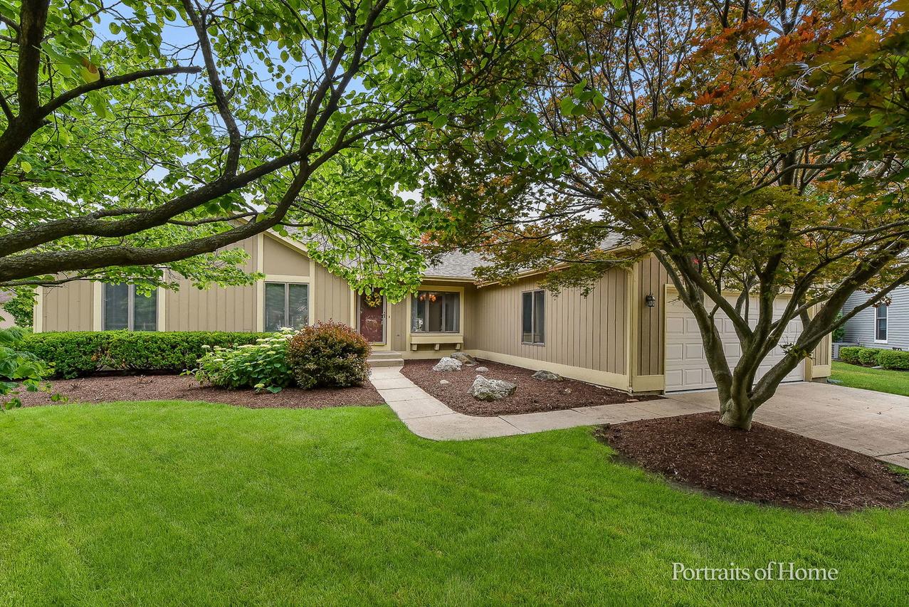 674 Honeysuckle Dr., Naperville, IL 60540