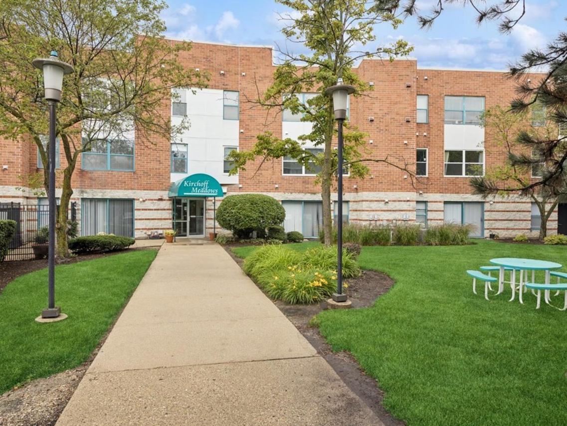 3265 Kirchoff Rd. #217, Rolling Meadows, IL 60008