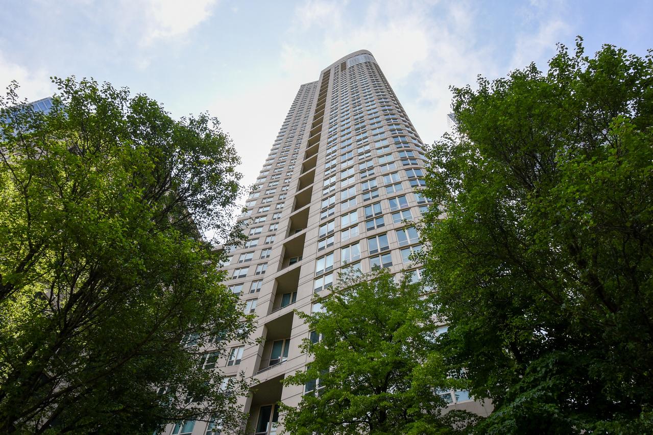 345 N La Salle Dr. #1702, Chicago, IL 60654