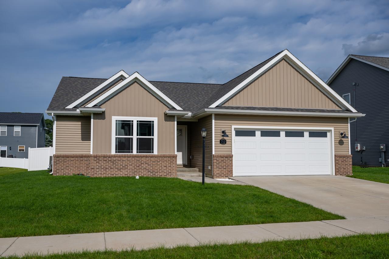 712 Cates Dr., Mahomet, IL 61853