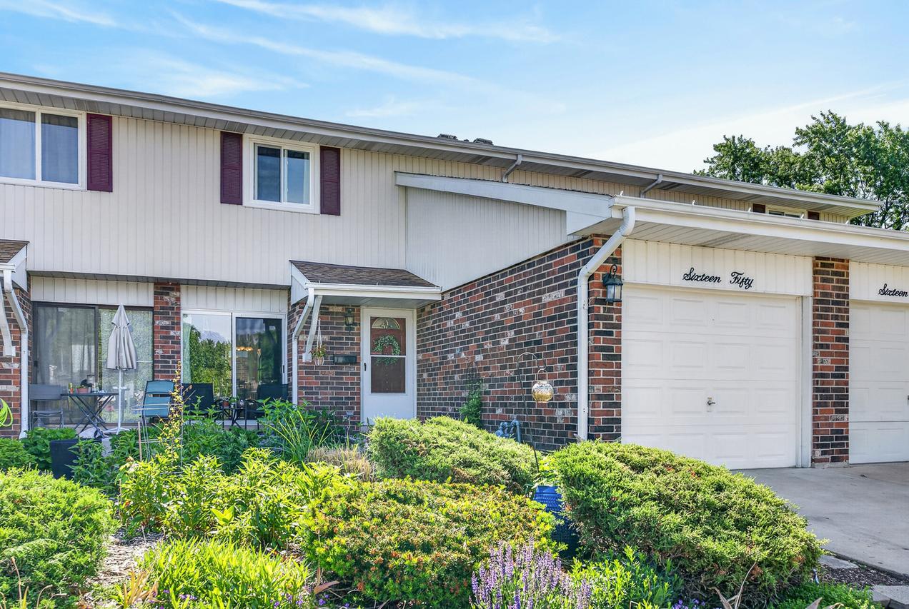 1650 Castbourne Ct., Wheaton, IL 60189