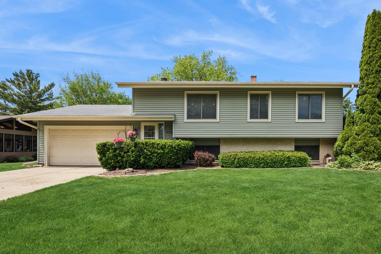 930 Camelot Dr., Crystal Lake, IL 60014