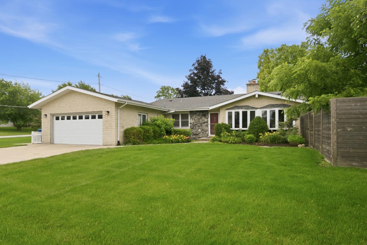 8401 W 85th St., Hickory Hills, IL 60457