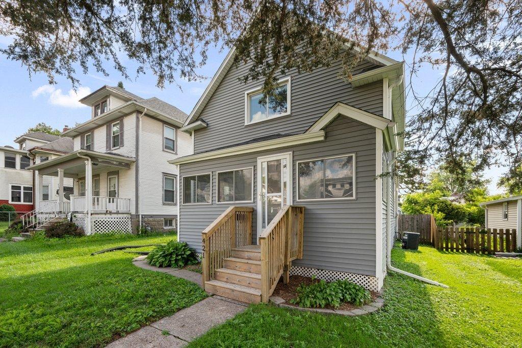421 39th St., Moline, IL 61265