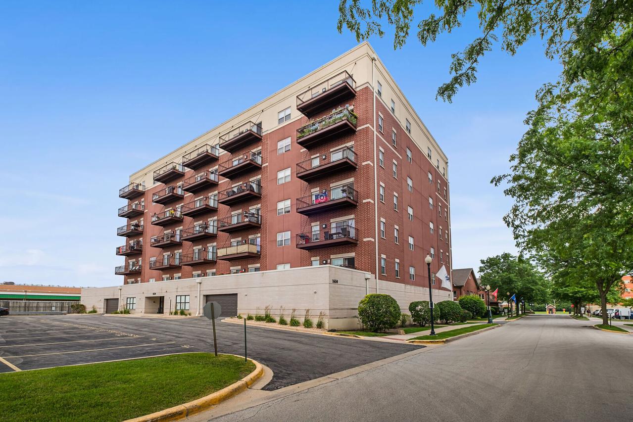 1650 Riverwoods Dr. #402, Melrose Park, IL 60160