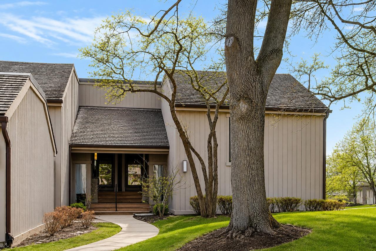 83 Thornhill Ln. #B, Lake Barrington, IL 60010