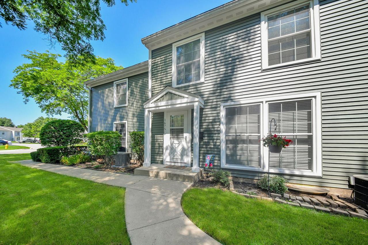 1675 Valley Forge Ct. #C, Wheaton, IL 60189