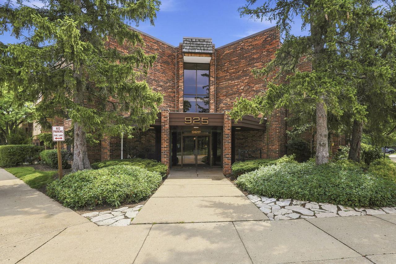 925 Spring Hill Dr. #212, Northbrook, IL 60062