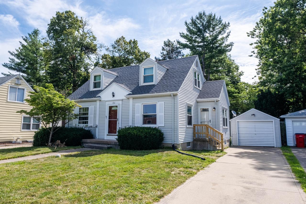724 S New St., Champaign, IL 61820