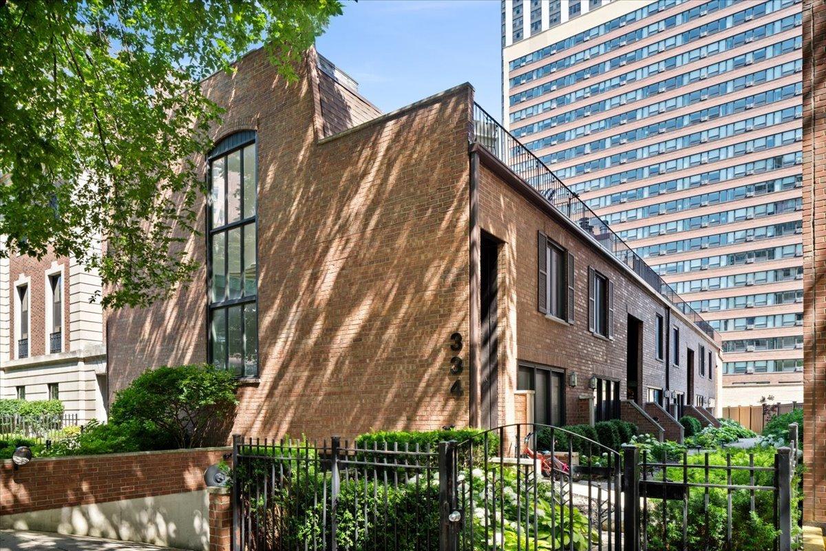 334 W Barry Ave. #B, Chicago, IL 60657