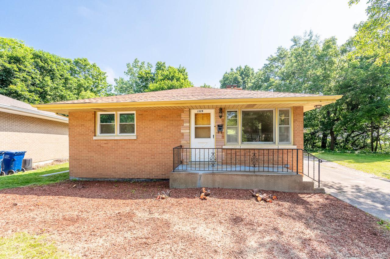 1329 Eastview Dr., Waukegan, IL 60085