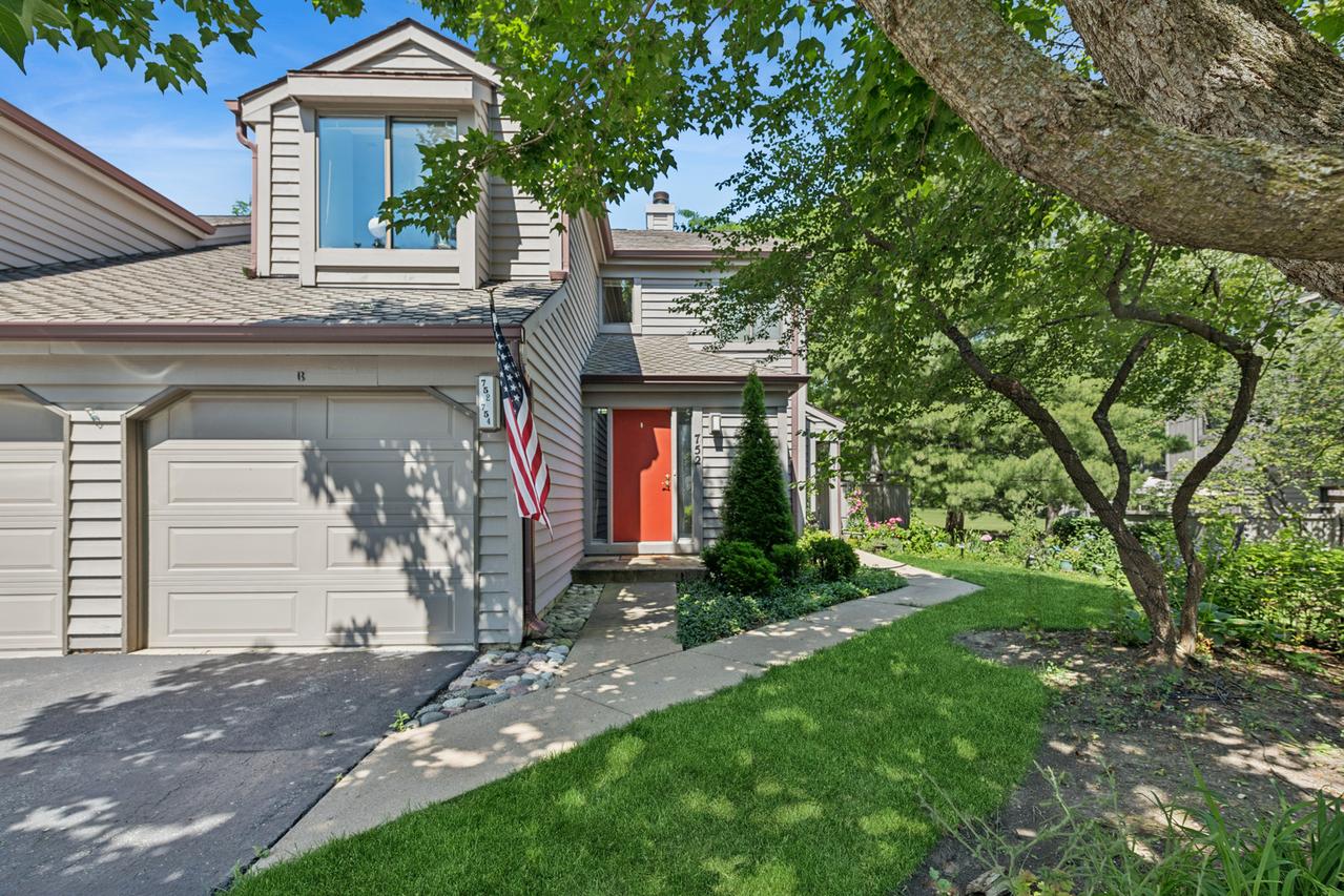 752 Shoreline Rd. #1077, Lake Barrington, IL 60010