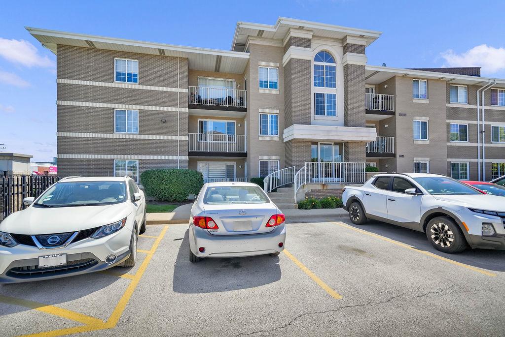 4217 W 76th St. #303, Chicago, IL 60652