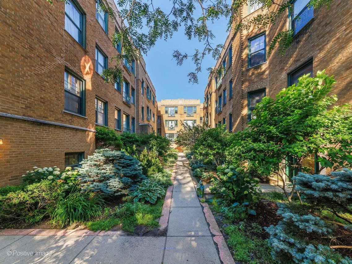 7025 N Sheridan Rd. #2E, Chicago, IL 60626