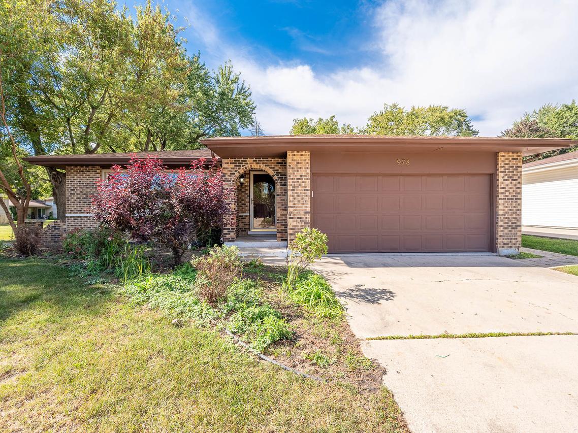978 Sycamore Ln., Bartlett, IL 60103
