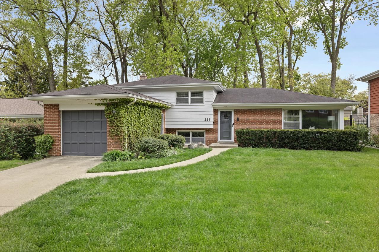 221 W Sheridan Pl., Lake Bluff, IL 60044