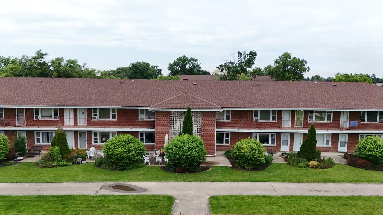 1105 Holiday Ln. #15, Des Plaines, IL 60016