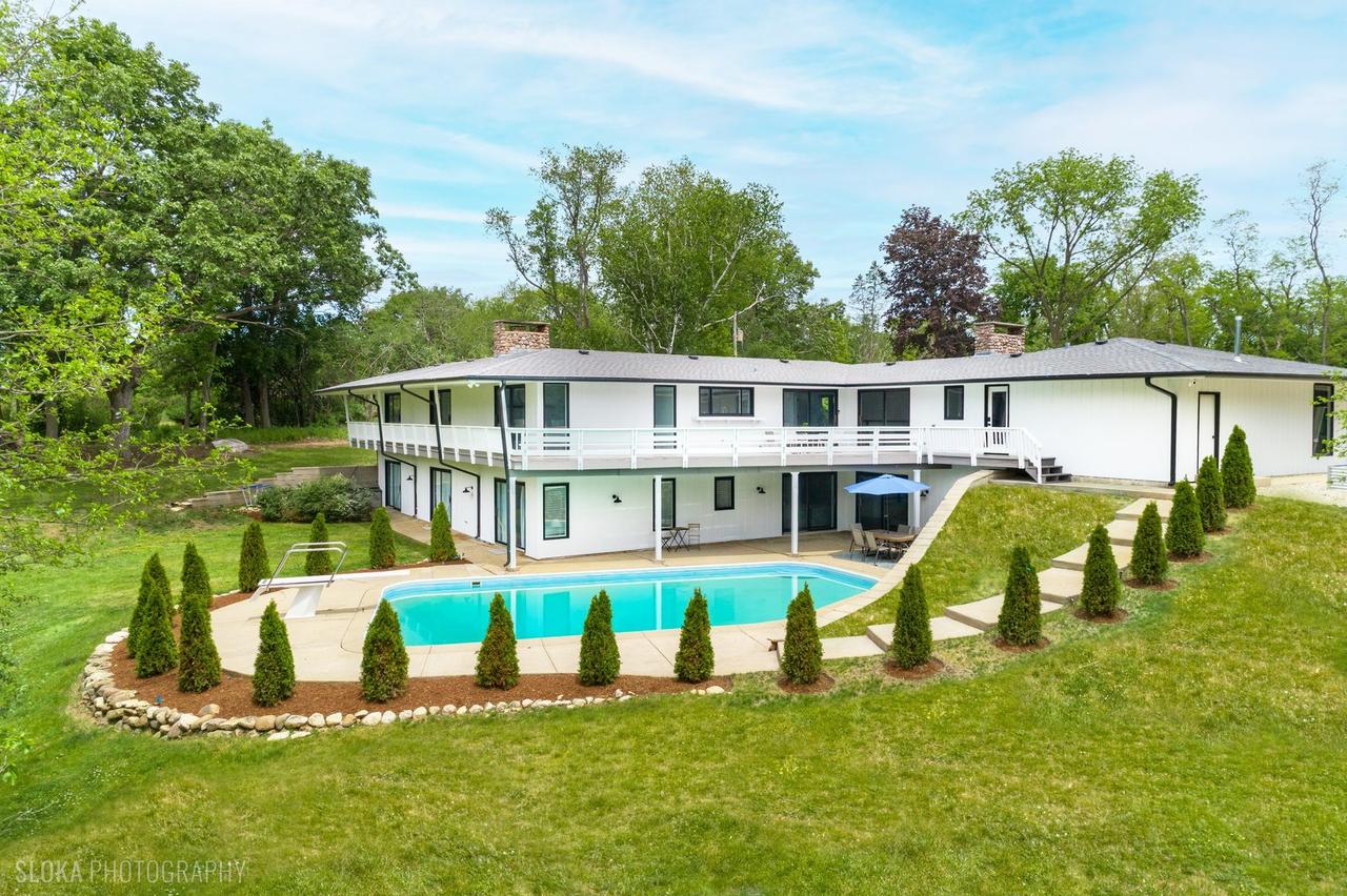 312 Ridge Rd., Barrington Hills, IL 60010